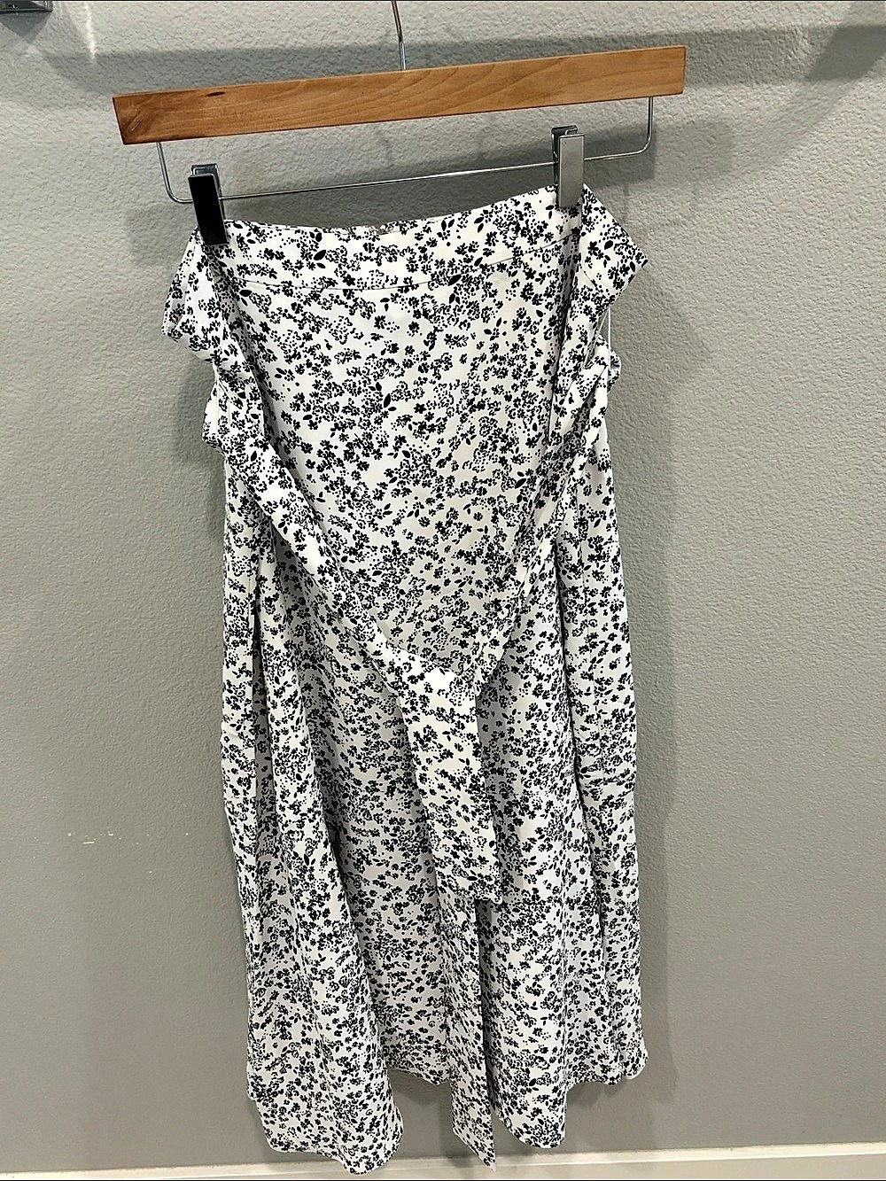 Ann Taylor Floral A-Line Skirt in White & Black Size 8 NWT